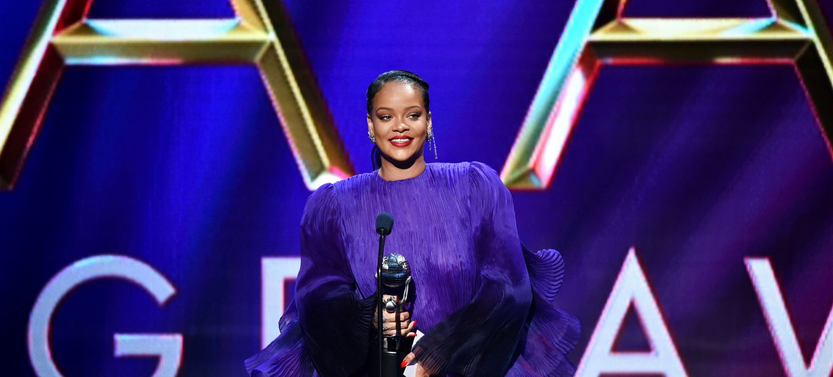 Rihanna luce espectacular en su nueva portada para Vogue Rihanna luce espectacular en su nueva portada para Vogue