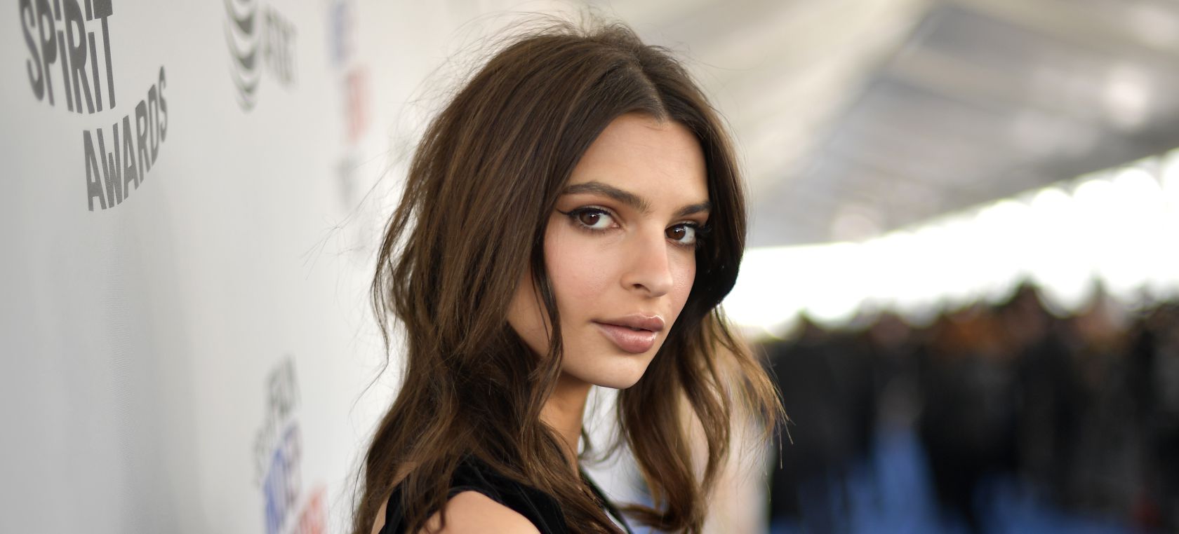 Lluvia de críticas a Emily Ratajkowski por la manera de sujetar a su hijo Lluvia de críticas a Emily Ratajkowski por la manera de sujetar a su hijo