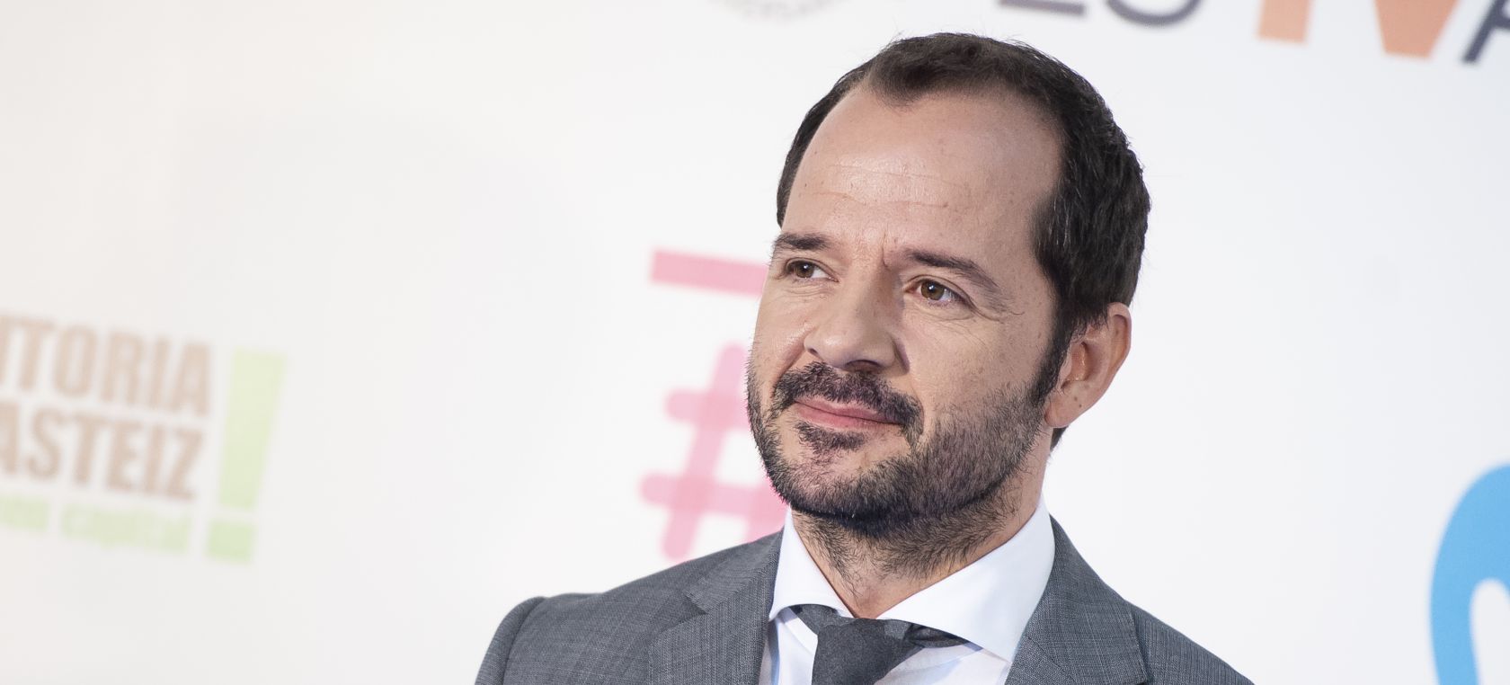 Ángel Martín, al borde del llanto, manda un duro mensaje a la prensa sensacionalista: “¡Son niñas!” Ángel Martín, al borde del llanto, manda un duro mensaje a la prensa sensacionalista: “¡Son niñas!”