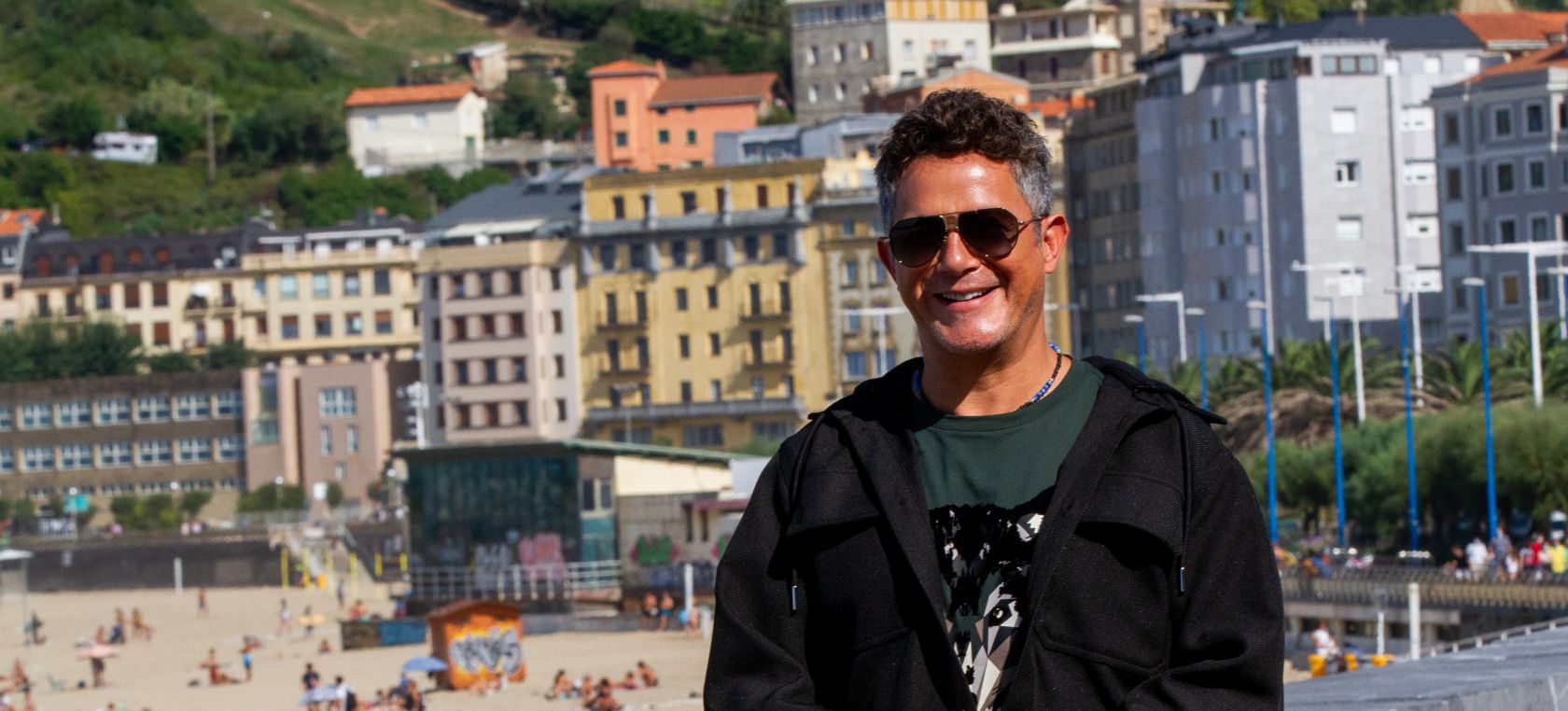 El beso apasionado con el que Alejandro Sanz da la bienvenida al verano El beso apasionado con el que Alejandro Sanz da la bienvenida al verano