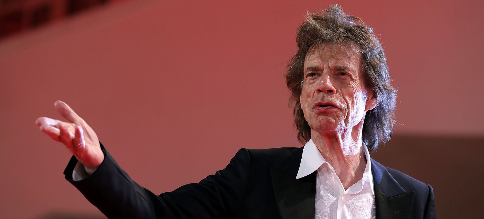 Pillan a Mick Jagger saltándose la cuarentena para ver la semifinal de la Eurocopa Pillan a Mick Jagger saltándose la cuarentena para ver la semifinal de la Eurocopa