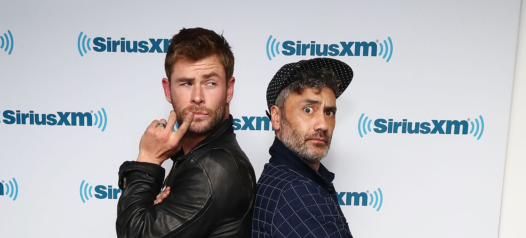 Las locas sesiones de maquillaje de Chris Hemsworth y Taika Waititi al ritmo de David Bowie Las locas sesiones de maquillaje de Chris Hemsworth y Taika Waititi al ritmo de David Bowie