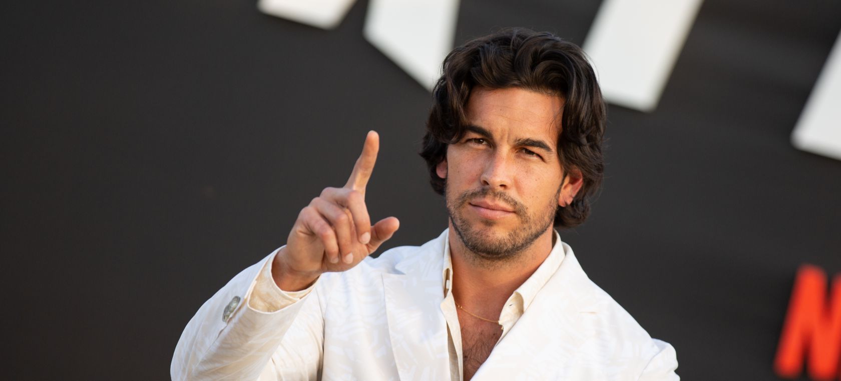 Mario Casas sorprende con el pelo lleno de trenzas Mario Casas sorprende con el pelo lleno de trenzas