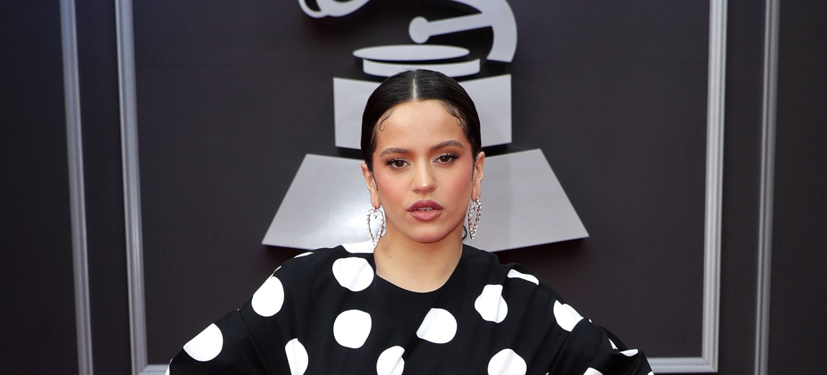 Rosalía lleva a otra categoría el look “arreglada pero informal” Rosalía lleva a otra categoría el look “arreglada pero informal”