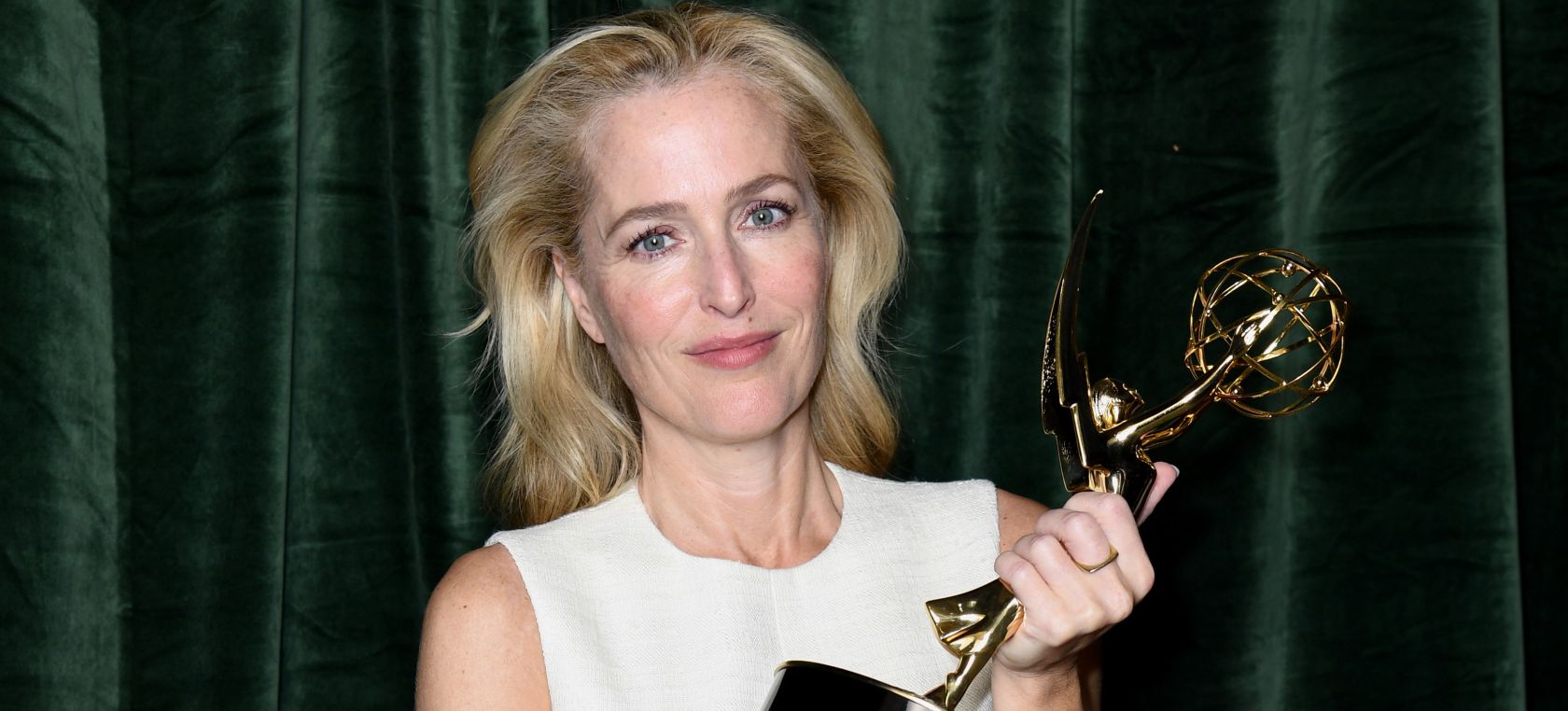 La ridícula pregunta de una periodista a Gillian Anderson tras ganar el Emmy se hace viral La ridícula pregunta de una periodista a Gillian Anderson tras ganar el Emmy se hace viral