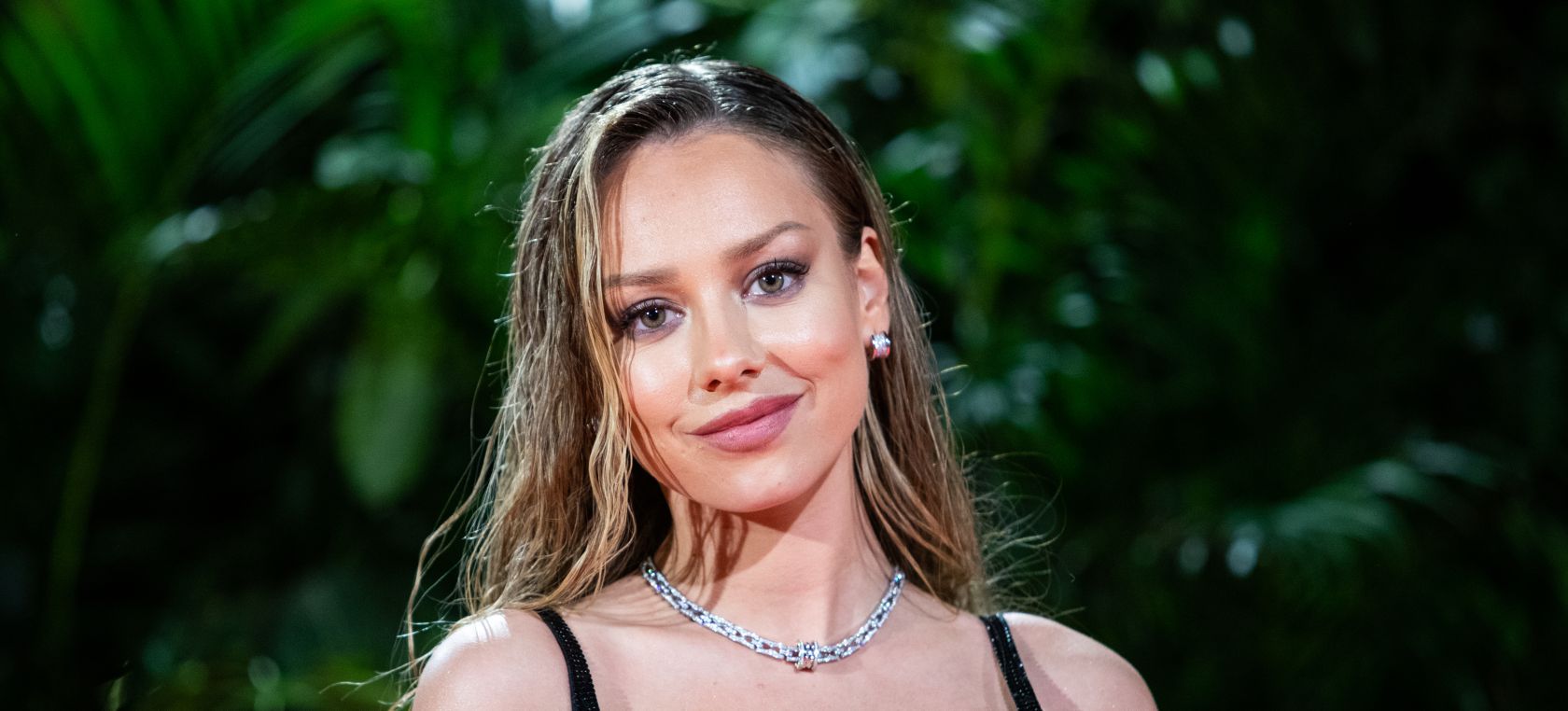 El percance de Ester Expósito con su vestido versace en los premios PLATINO El percance de Ester Expósito con su vestido versace en los premios PLATINO