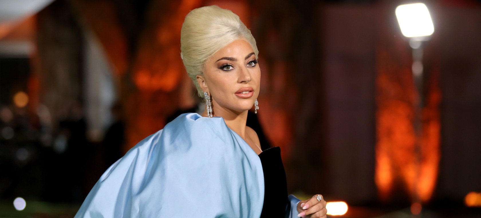 Lady Gaga aparece con una bufanda nunca antes vista Lady Gaga aparece con una bufanda nunca antes vista
