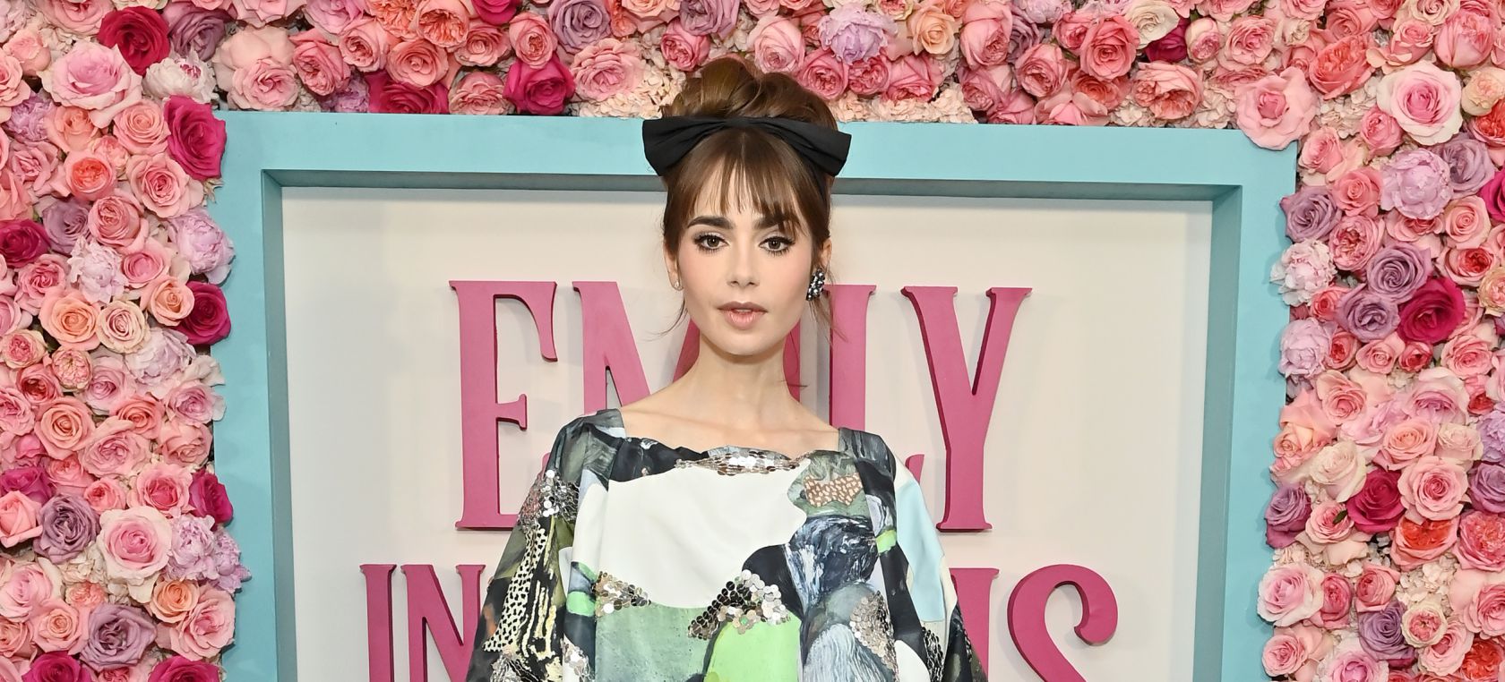 Lily Collins demuestra que cabe una persona en la famosa maleta de ‘Emily in Paris 2’ Lily Collins demuestra que cabe una persona en la famosa maleta de ‘Emily in Paris 2’