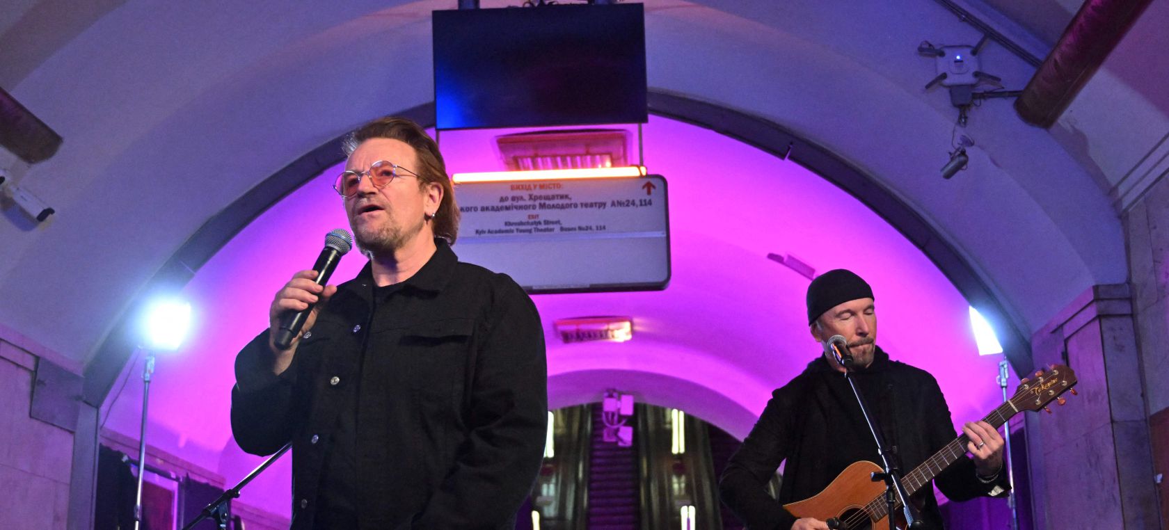 Bono y The Edge hacen una actuación sorpresa en el metro de Kiev (Ucrania) Bono y The Edge hacen una actuación sorpresa en el metro de Kiev (Ucrania)