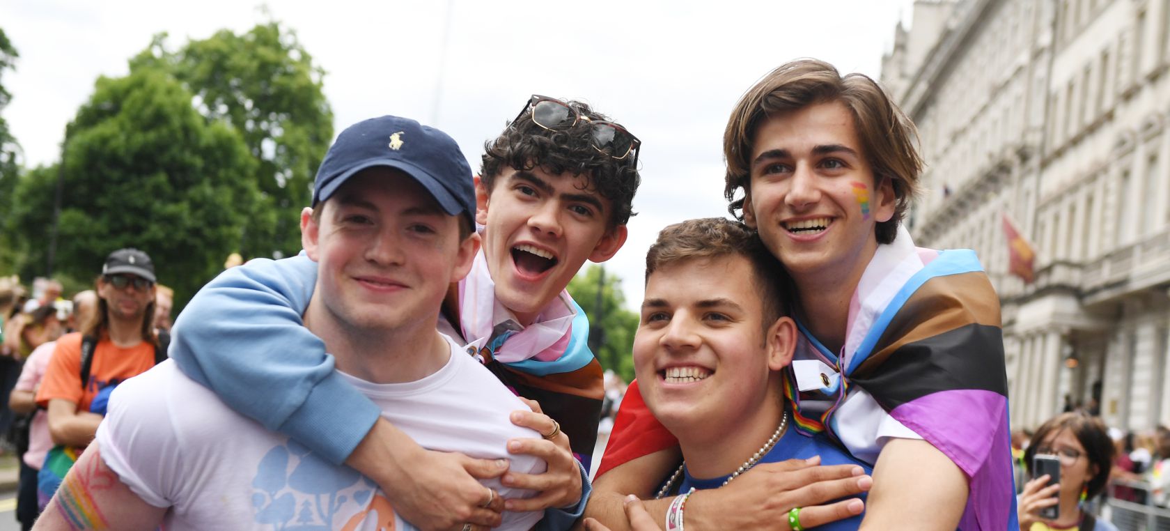 El elenco de ‘Hearstopper’ planta cara a los anti-LGTBI con ‘I Wanna Dance with Somebody (who loves me)’ El elenco de ‘Hearstopper’ planta cara a los anti-LGTBI con ‘I Wanna Dance with Somebody (who loves me)’