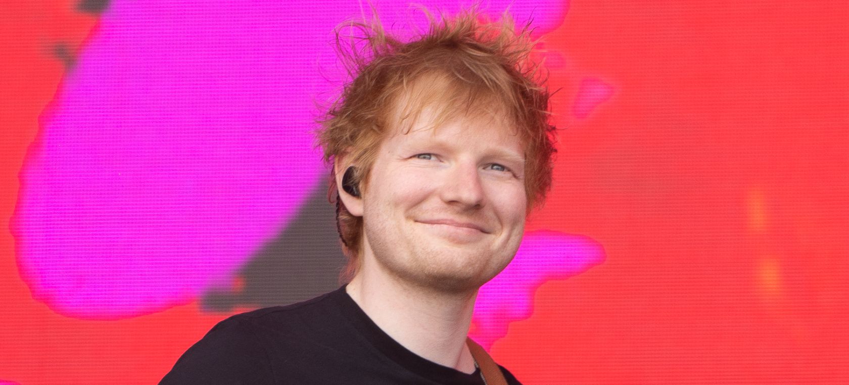Ed Sheeran alcanza los 100 millones de seguidores en Spotify y le regalan una camiseta Ed Sheeran alcanza los 100 millones de seguidores en Spotify y le regalan una camiseta