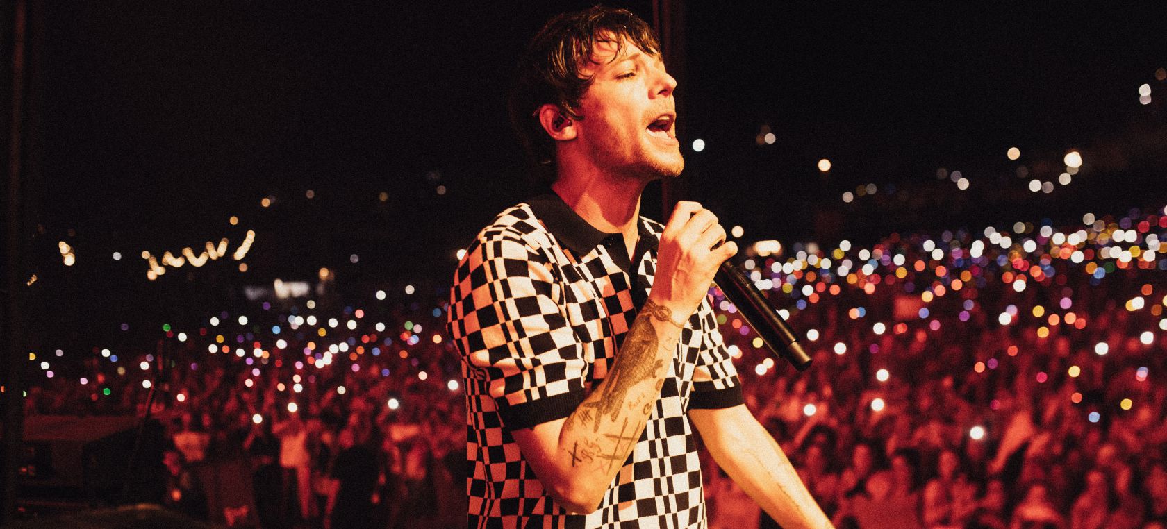Crónica: Louis Tomlinson (y el recuerdo de One Direction) conquistan una Fuengirola multitudinaria y LGTB Crónica: Louis Tomlinson (y el recuerdo de One Direction) conquistan una Fuengirola multitudinaria y LGTB