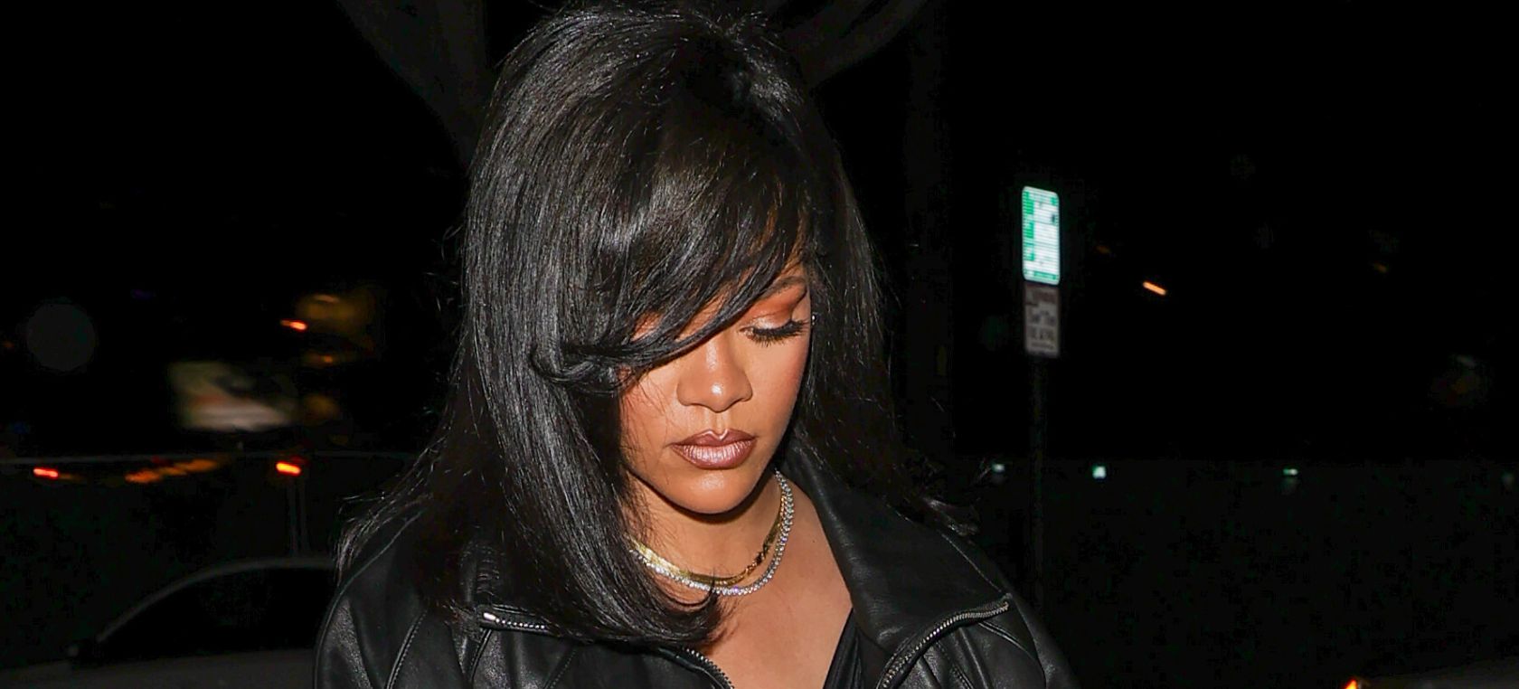 El incómodo momento de Rihanna con su vestido en el que casi se le ve todo El incómodo momento de Rihanna con su vestido en el que casi se le ve todo