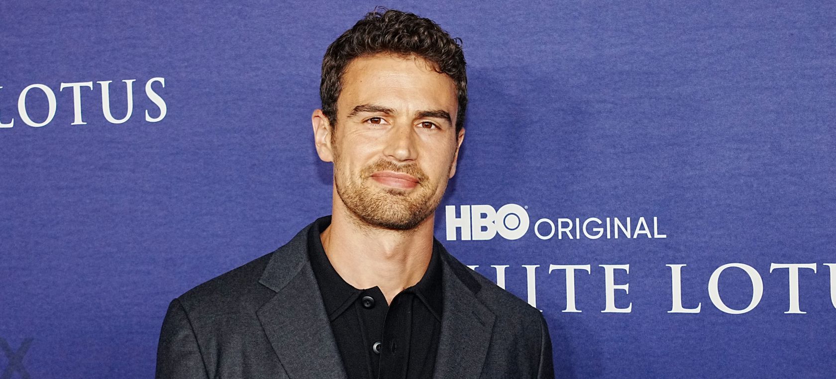Así era el desnudo integral de Theo James en ‘The White Lotus’ antes de bajarle el tono por ser “agresivo” Así era el desnudo integral de Theo James en ‘The White Lotus’ antes de bajarle el tono por ser “agresivo”