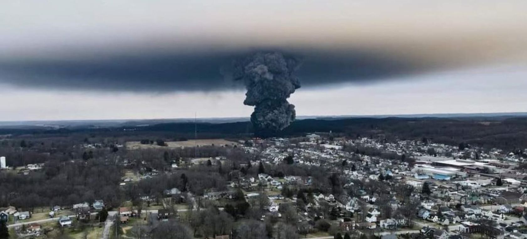 El humo sobre East Palestine (Ohio) El humo sobre East Palestine (Ohio)