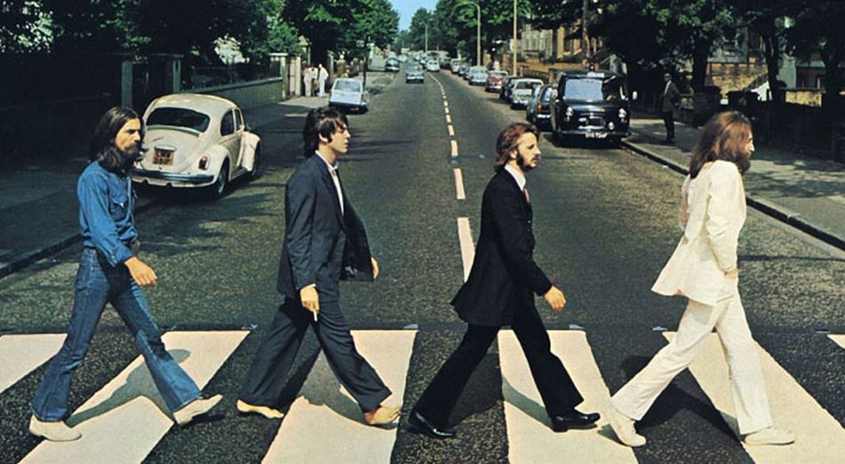 Paul McCartney recrea el famoso cruce por Abbey Road Paul McCartney recrea el famoso cruce por Abbey Road