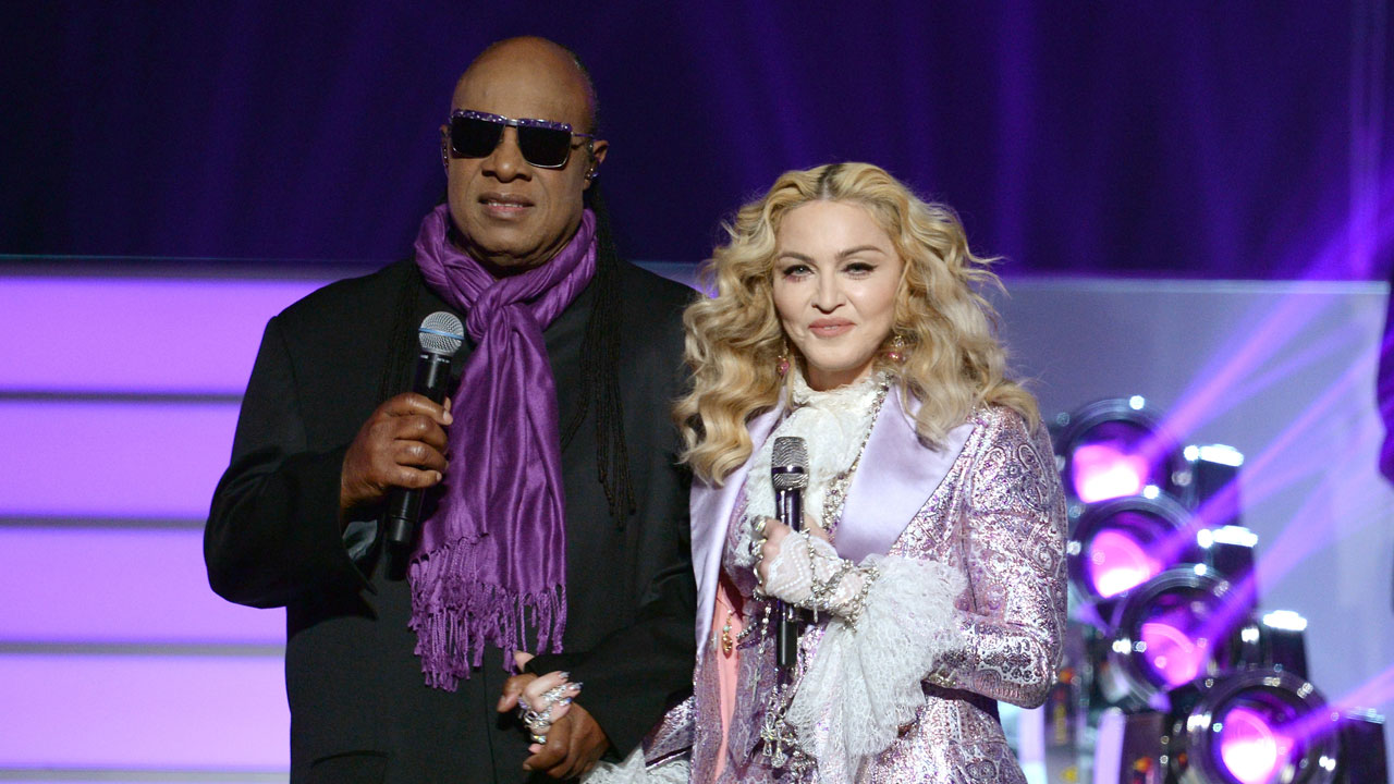 Madonna y Stevie Wonder rinden homenaje a Prince en los Premios Billboard Madonna y Stevie Wonder rinden homenaje a Prince en los Premios Billboard