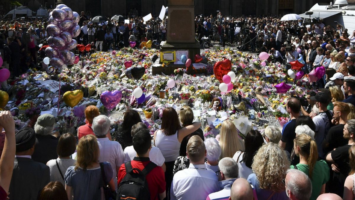 El emotivo 'Don't look back in anger' de Oasis en recuerdo a las víctimas de Manchester El emotivo 'Don't look back in anger' de Oasis en recuerdo a las víctimas de Manchester