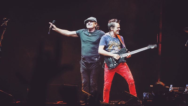 Brian Johnson sorprende en un concierto de Muse y cantan 'Back in black' juntos Brian Johnson sorprende en un concierto de Muse y cantan 'Back in black' juntos