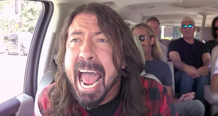 El karaoke de los Foo Fighters que acabó en una fiesta en una tienda musical El karaoke de los Foo Fighters que acabó en una fiesta en una tienda musical