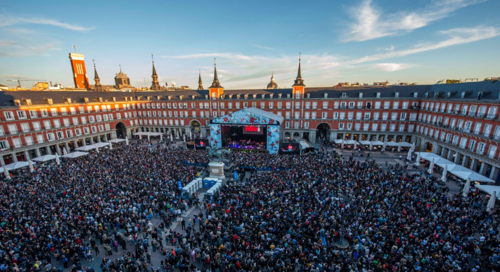 VÍDEO | El Rock and Roll llegó a la Plaza Mayor. Así fue el concierto #25deM80 VÍDEO | El Rock and Roll llegó a la Plaza Mayor. Así fue el concierto #25deM80
