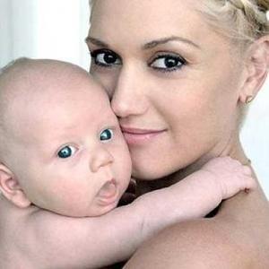 La cantante Gwen Stefani presenta a su nuevo bebé en internet