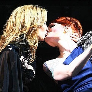 Kylie protagoniza un beso lésbico con Ana Matronic