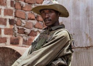 La versión ugandesa de Los mercenarios causa furor