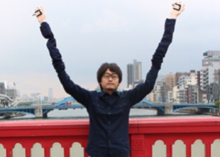Un japonés mejora el brazo-selfie