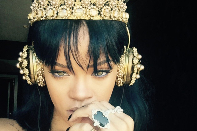 Rihanna escucha ANTI en unos cascos de 6.000€