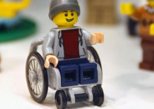 Presentado el primer muñeco Lego en silla de ruedas