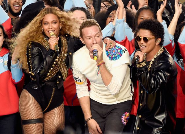 Beyoncé reina en la Super Bowl y le roba el protagonismo a Coldplay