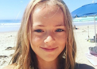 La niña más guapa del mundo firma un contrato de 'adulta' con diez años