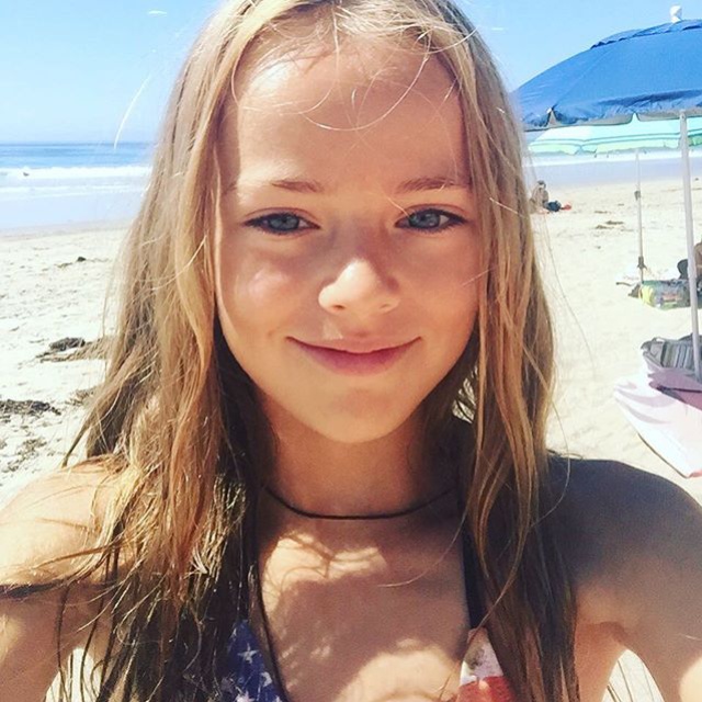La niña más guapa del mundo firma un contrato de 'adulta' con diez años