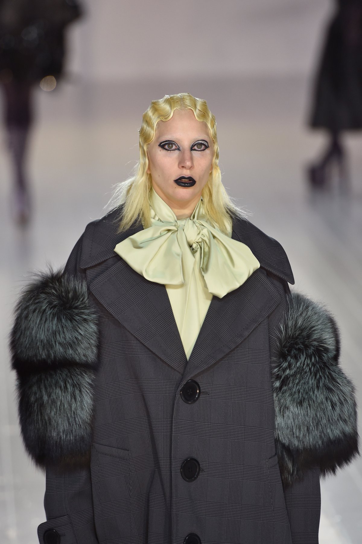 Una irreconocible Lady Gaga desfila para Marc Jacobs