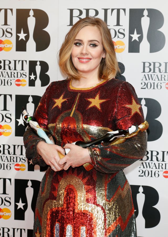 Adele triunfa en los premios a los que sí fue Rihanna