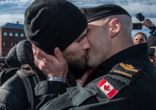 El beso de un marine a su novio da la vuelta al mundo
