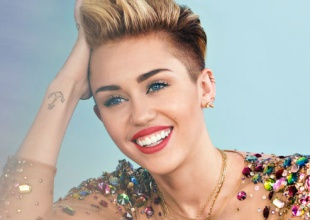 Miley Cyrus no sale de una y se mete en otra