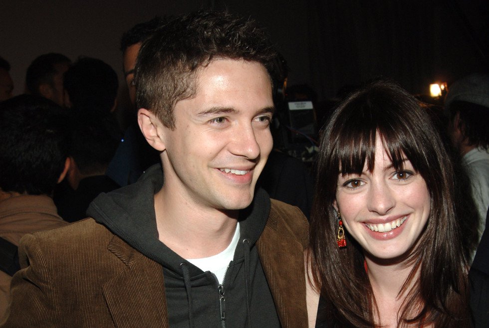 Anne Hathaway y Topher Grace