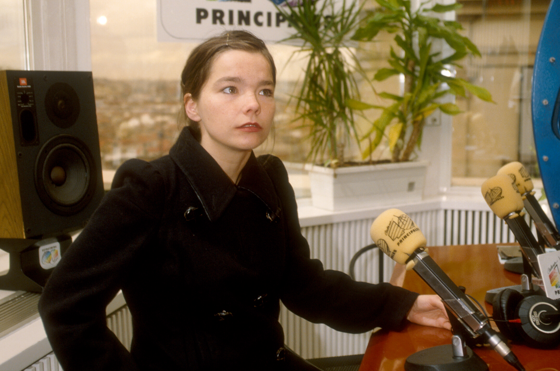 Björk. La famosa intérprete islandesa Björk visitó los estudios de Los 40 Principales en el año 1993, donde hizo una entrevista en directo.