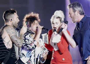 Miley Cyrus, Alicia Keys, Adam Levine y Blake Shelton cantan juntos