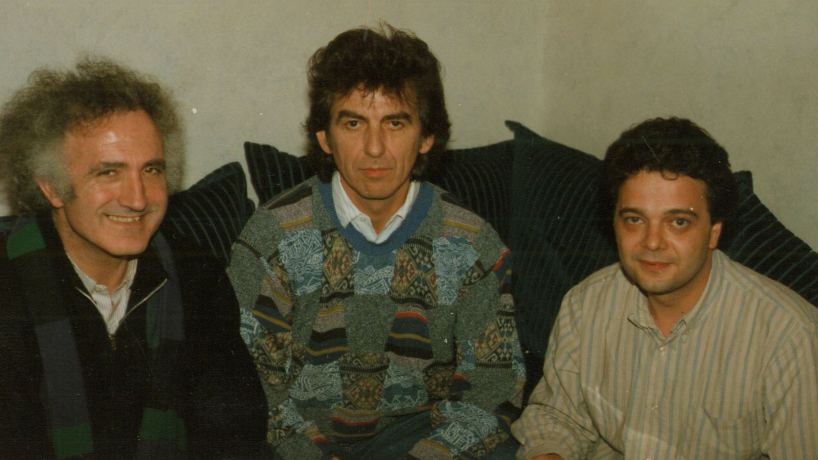 George Harrison flanqueado por Joaquín Luqui (izq) y Luis Merino.