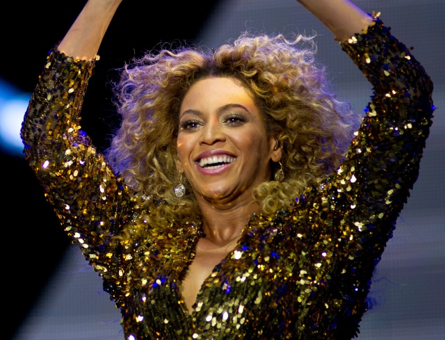 Beyoncé se apunta al traje de oficinista
