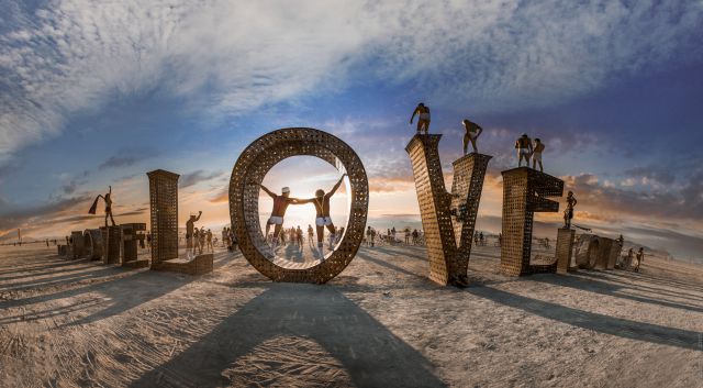 Ataque contra los ricachones en el Festival Burning Man de Nevada!