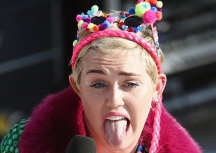 Las apariciones más memorables de Miley Cyrus sobre la alfombra roja