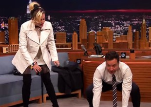 Miley le da clases de yoga a Jimmy Fallon