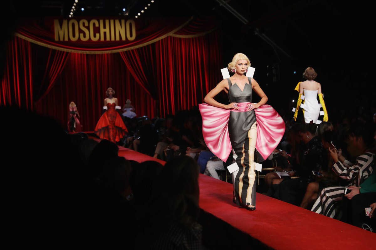 Moschino la vuelve a liar en la Semana de la Moda de Milán