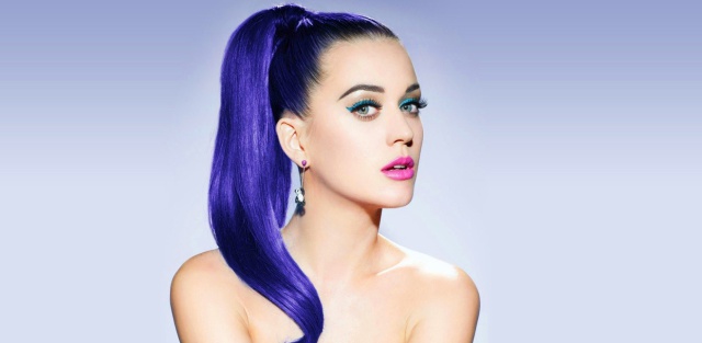 Katy Perry vota desnuda