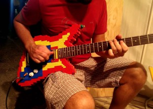Así suena la primera guitarra hecha con piezas de Lego