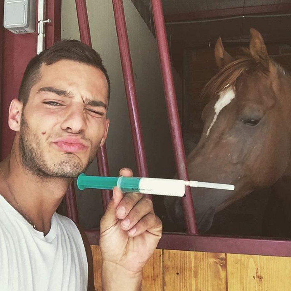 Viendo esto, ¿no crees que Blanca Suárez debería enseñarle a su chico a mejorar su cara de selfie?